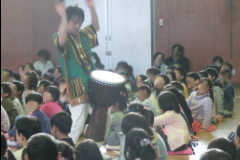 アフリカンドラムの演奏